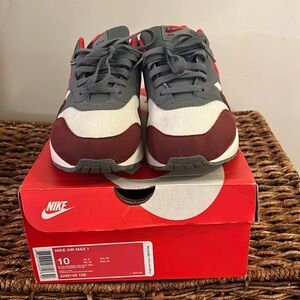 Mens NIKE AIRMAX Grey/Burgundy/Red Size 10 Gently used/ Excellent condition!